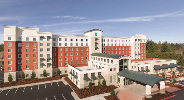 Кровать в общем номере Embassy Suites by Hilton Portland Hillsboro, Oregon