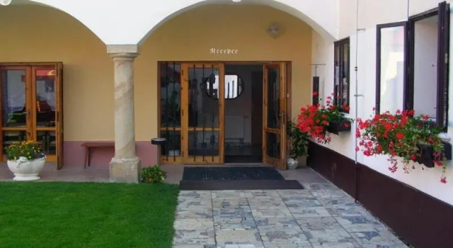 Hotel Valaskuv Grunt, Забронировать Отель Отели Haná с бассейном, Бассейн