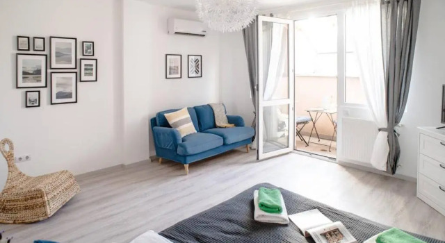 Апартаменты Lovely 2-story home in the center with AC