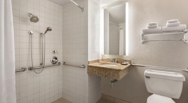 Четырёхместный номер Standard Sheraton Raleigh Hotel