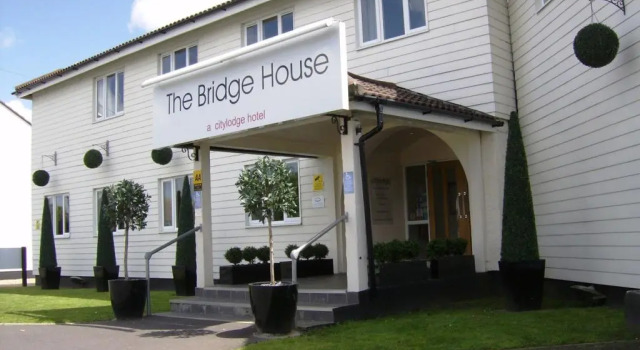 Кровать в общем номере The Bridge House; BW Signature Collection