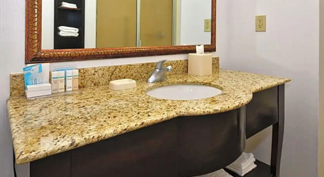 Двухместный номер Standard с балконом и с видом на внутренний двор Hampton Inn & Suites Fredericksburg