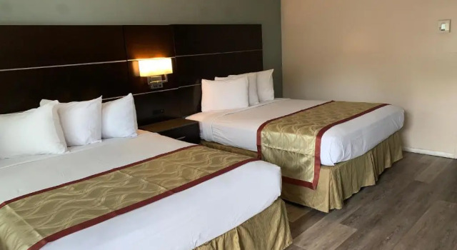 Четырёхместный номер Standard Olive Tree Inn & Suites, a Howard Johnson by Wyndham
