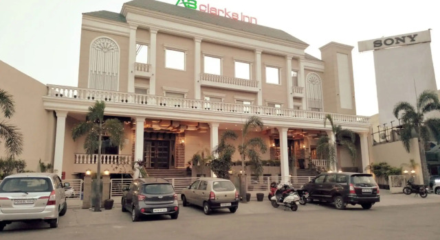 AB Clarks Inn Jalandhar, Varaa Hotelli Hotellit Punjab pysäköinnillä, Pysäköinti