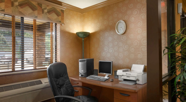Super 8 by Wyndham East Peoria, Забронировать Мини-отель Мини-отели Ист-Пеория, Мини-отель