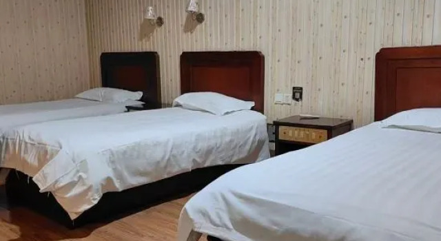 Кровать в общем номере (мужской номер) Shanghai Jiang Rong Hotel