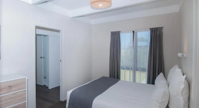 Апартаменты с 2 комнатами Whispering Sands Beachfront Motel