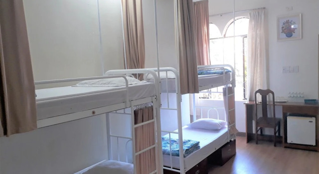 Кровать в общем номере Blue Sea Hotel 2