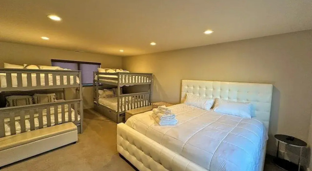 Коттедж 2030 Marconi Way 5 Bedroom Home