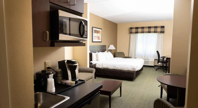 Люкс c 1 комнатой Country Inn & Suites Etown