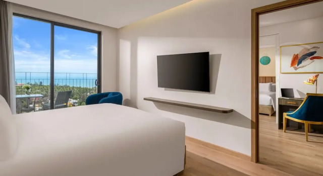 Люкс с 2 комнатами с видом на океан Wyndham Royal Beachfront Resort & Spa Danang