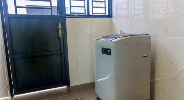 Коттедж Deluxe с балконом Desaru Cosy Homestay - near WaterPark, Beach, Rapid -Wifi, TVbox, Steamboat, BBQ Available