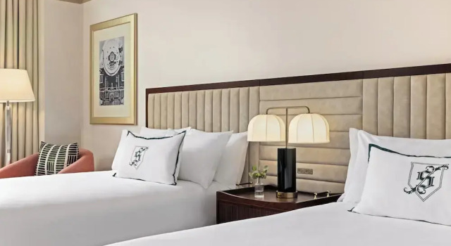Четырёхместный номер Premier с балконом и с видом на город Omni Severin Hotel