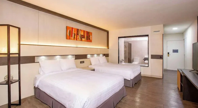 Luksusowy czteroosobowy pokój i balkonem Bayview Hotel Guam