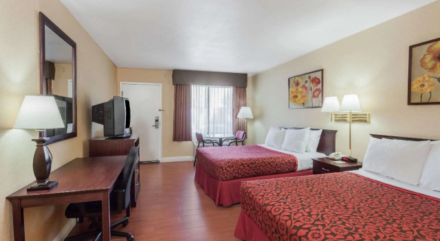 Четырёхместный номер Standard Hospitality Inn