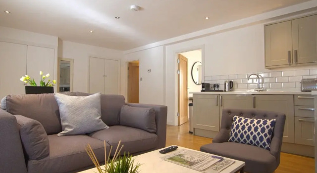 BookedUK - Cosy but spacious apartment