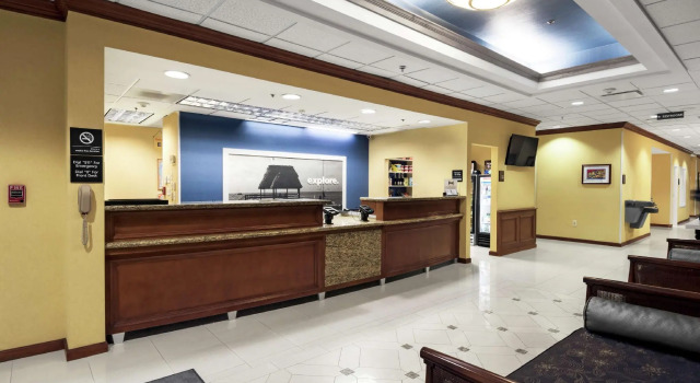 Hampton Inn & Suites Jacksonville Deerwood Park, Забронировать Отель Джэксонвилл штат Флорида