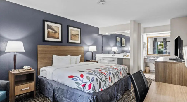 Люкс Deluxe Garnet Inn & Suites, Morehead City near Atlantic Beach