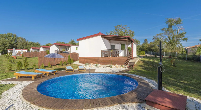 Holiday house with private pool for 6-8 persons in the holiday park Jelovci, Book Villa 3-stjernede hoteller i Kringa, 3*
