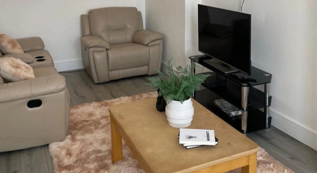 House Sleeps 6 With Parking