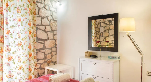 Harmony Villa - Serene Villa for 6 Near Lagana With Private Patio and Parking