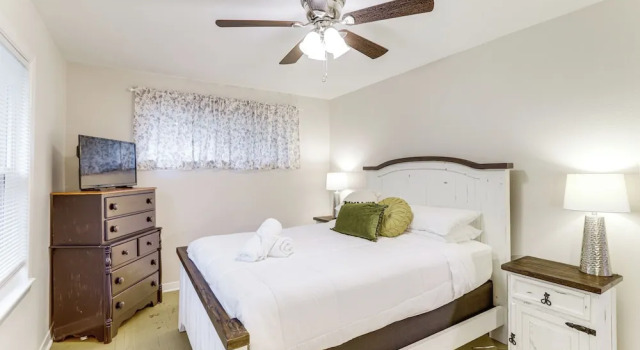 Коттедж Lovely Tomball Home < 1 Mi to Dtwn + Pool Access!
