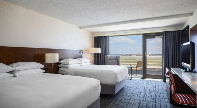Четырёхместный номер Standard Renaissance Concourse Atlanta Airport Hotel