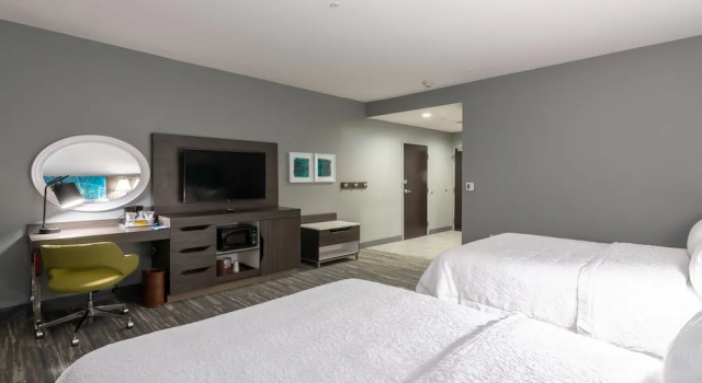 Четырёхместный номер Accessible Hampton Inn & Suites Dallas East
