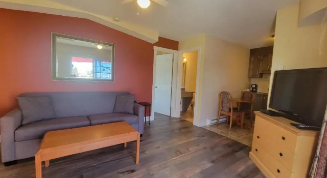 Люкс Sahara Courtyard Inn & Suites Osoyoos