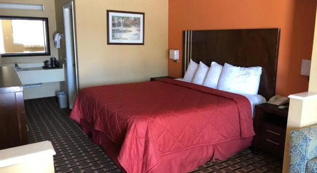 Номер Standard La Grange Executive Inn and Suites