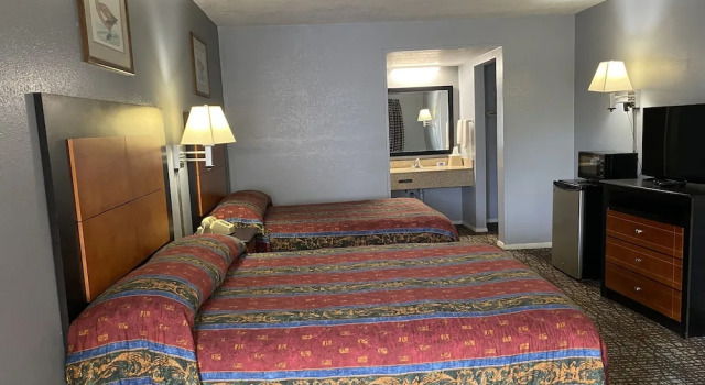 Четырёхместный номер Standard Wilshire Inn