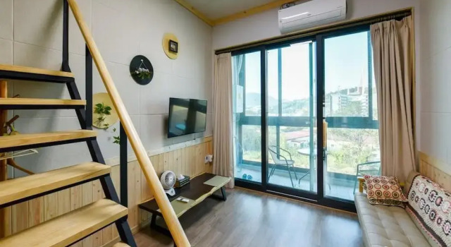 Номер Standard c 1 комнатой с балконом Yeosu Chunghong Pension