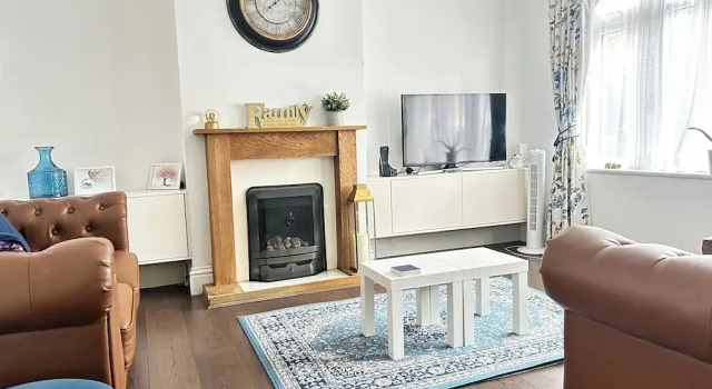 Groups&family Friendly - Garden & Free Parking, Забронировать Дом для отпуска Коттеджи Лондона, рядом с Стадион «Вэлли», Коттедж