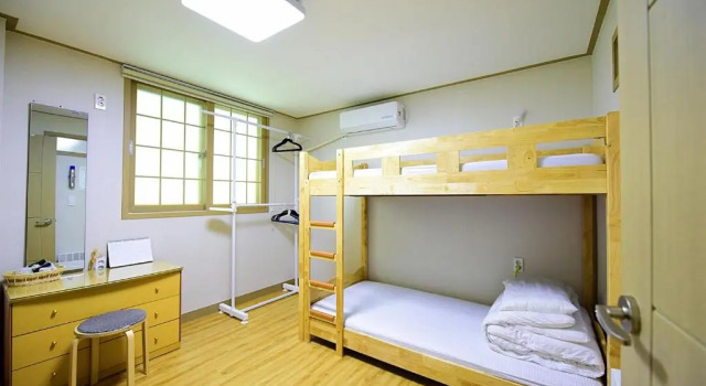 Кровать в общем номере (женский номер) Ganderak Guesthouse