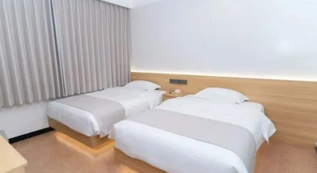 Кровать в общем номере (мужской номер) Jiahe Homestay (Emeishan Tourism Passenger Transport Center Baoguosi Station)