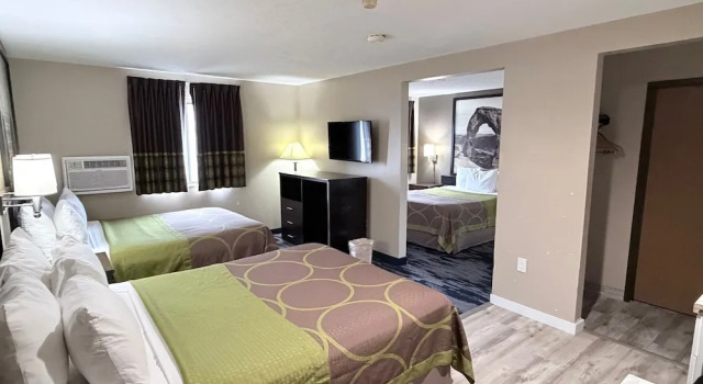 Suite Super 8 by Wyndham Logan