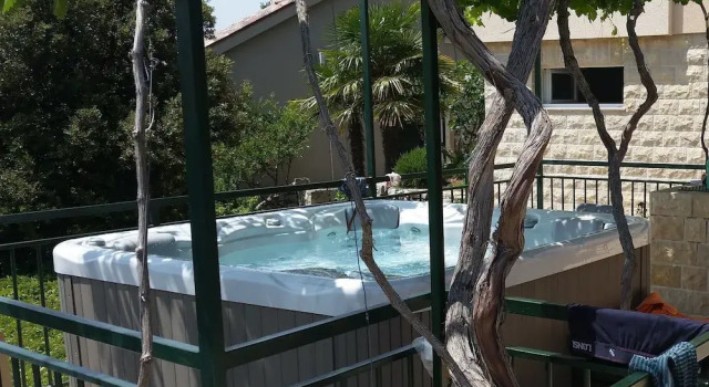 Коттедж Holiday Home With Outdoor Hot Tub, Near the Sea
