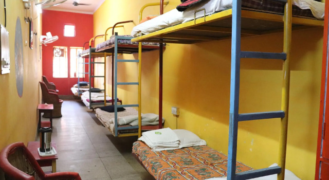 Кровать в общем номере Govind Hotel