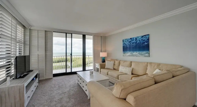 Cozy Coastal Condo w/ Pool Access: Steps to Beach!, Забронировать Апартаменты/квартира Марко-Айленд штат Флорида, рядом с Тайгертейл-Бич