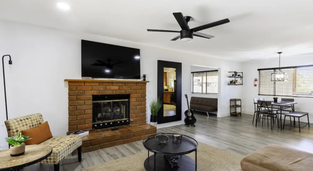 Коттедж с 3 комнатами Sky Harbor House - Centrally Located W/hot Tub 3 Bedroom Home by RedAwning