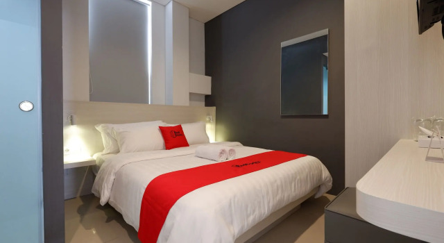 RedDoorz Plus near Ciputra Mall Simpang Lima