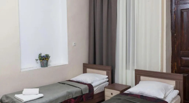 Четырёхместный номер Standard с балконом Villa Mestia Hotel