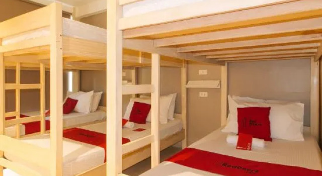 Кровать в общем номере RedDoorz at Laiya Vivo Hotel Batangas