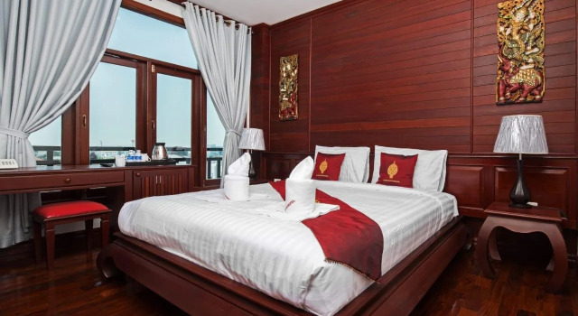 Manorom Chateau Hotel