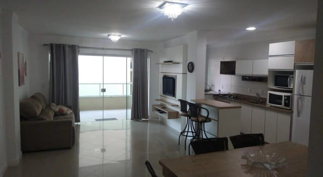 Amplo e aconchegante apartamento com 3 quartos a 50m da praia de Bombas