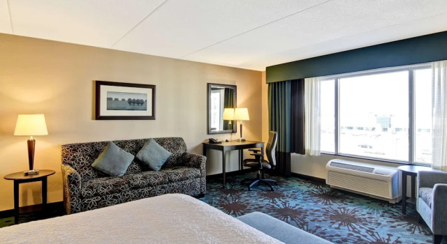 Двухместный номер Study Hampton Inn by Hilton Toronto Airport Corporate Centre