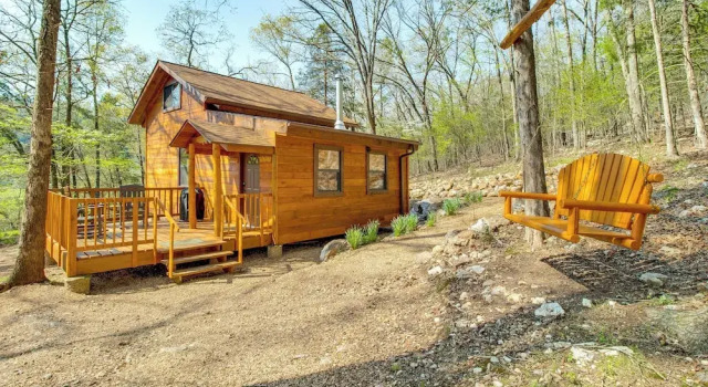 Walk to White River: Cotter Cabin w/ Fire Pit!, Varaa Lomakoti Cotter 
