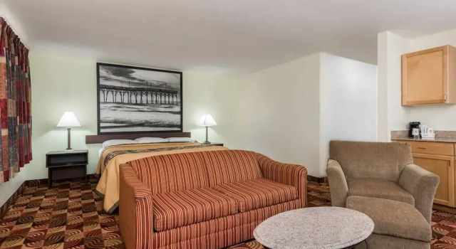 Двухместный люкс с балконом Super 8 by Wyndham Fayetteville