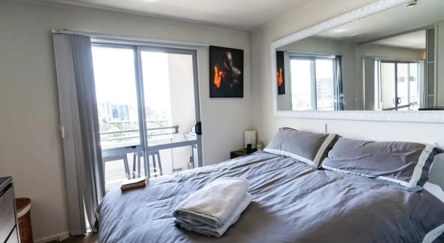 Sunny 2 Bedroom Flat in Grafton with City Views