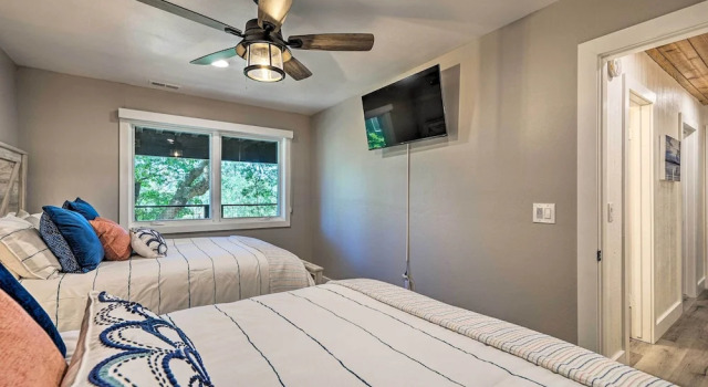 Airy Alpine Getaway w/ Lake Arrowhead Views!, 预订 度假屋 箭头湖 加利福尼亚州